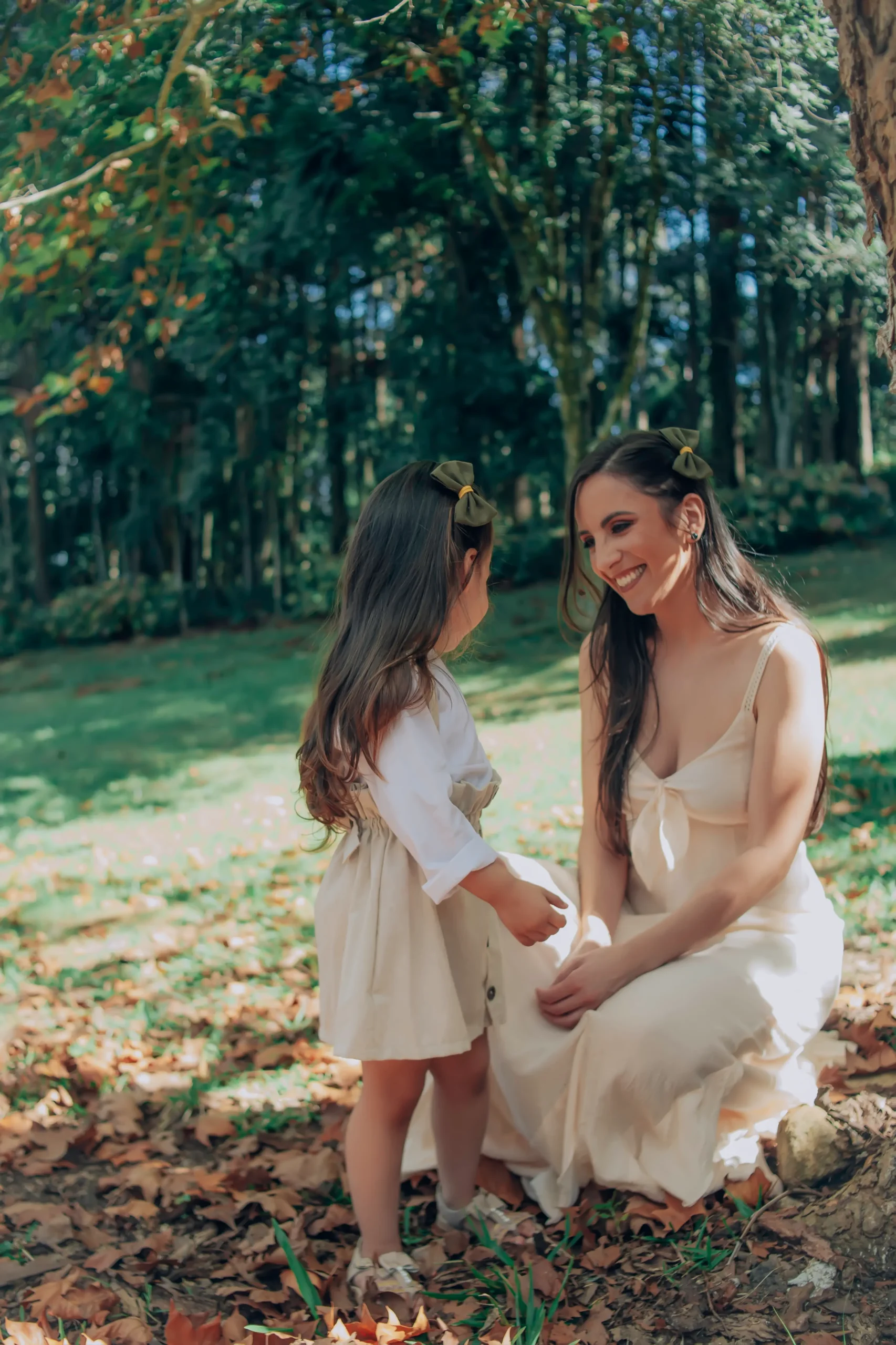 Mãe e filha compartilhando um momento de carinho