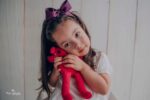 Tiara com laço em pé Alice - Imagem 2