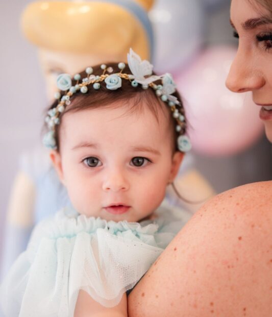 WhatsApp-Image-2025-01-28-at-19.08.33-e1751305762921 Tiara aramada para bebê azul - Imagem 1